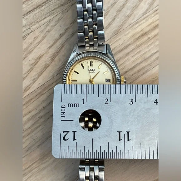 Q&Q Ladies Watch Two Tone Stainless Bracelet Gold Tone Dial Date Window - Picture 12 of 13